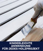 Eine behandschuhte Hand trägt mit einem Pinsel weißen Holz-Isoliergrund - Anstreichset auf Holzbretter auf. Der deutsche Text darunter lautet: Kinderleichte Anwendung für jedes Holzprojekt, d.h. Child's play application for any wood project.
