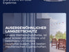 Eine moderne Terrasse mit Tisch und Stühlen, dekoriert mit Lichterketten. Der Text hebt eine wetterfeste, langlebige Holzfarbe mit UV-Schutz und hervorragenden mechanischen Eigenschaften hervor.