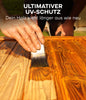 Eine Hand trägt plid Holzschutzlasur außen wetterfest & atmungsaktiv mit dem Pinsel auf. Text: Ultimativer UV-Schutz - Dein Holz bleibt länger wie neu, perfekt für den Außenbereich.