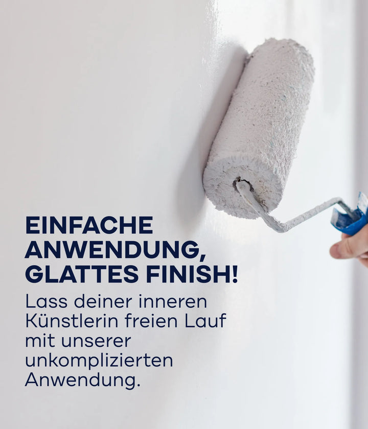 Eine Hand streicht mit Plid Innenfarbe - hochdeckend, tropfarm &amp; geruchsarm von plid eine Wand. Daneben: Einfache Anwendung, glattes Finish! Verwirkliche kreative Ideen mit unserer emissionsarmen Farbe.