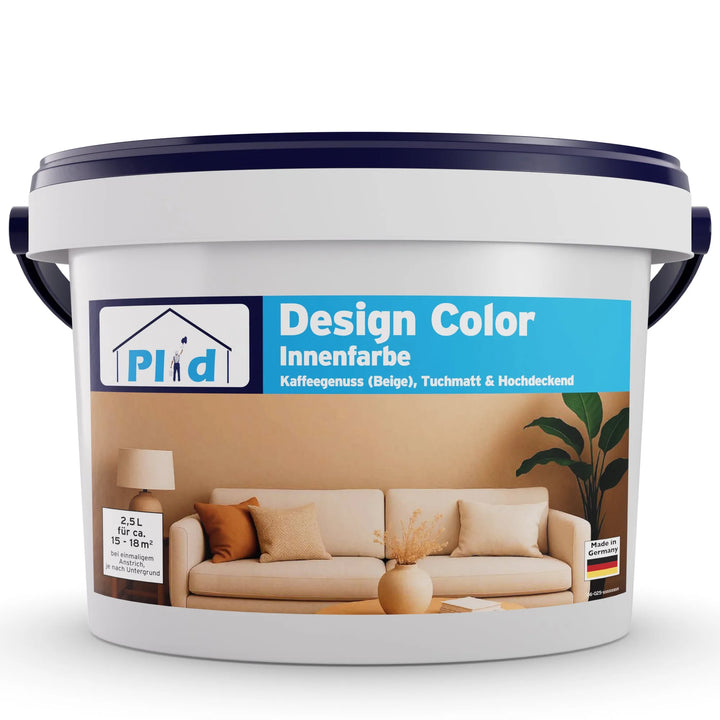 Ein 2,5-Liter-Gebinde der plid DesignColour Innenfarbe - Emissionsarm &amp; Geruchsneutral in Kaffee Genuss (beige) reicht für 16-18 m². Das Etikett zeigt ein modernes Wohnzimmer mit einem beigen Sofa, Kissen und Pflanzen. Geeignet für Innenwände.