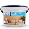 Ein weißer plid "DesignColour Innenfarbe - Emissionsarm & Geruchsneutral" Farbeimer mit blauem Etikett und beigem Wohnzimmerbild. In Kaffeegenuss (Beige) reichen 2,5L für 16-18 m², perfekt um Ihr Wohnklima aufzuwerten.