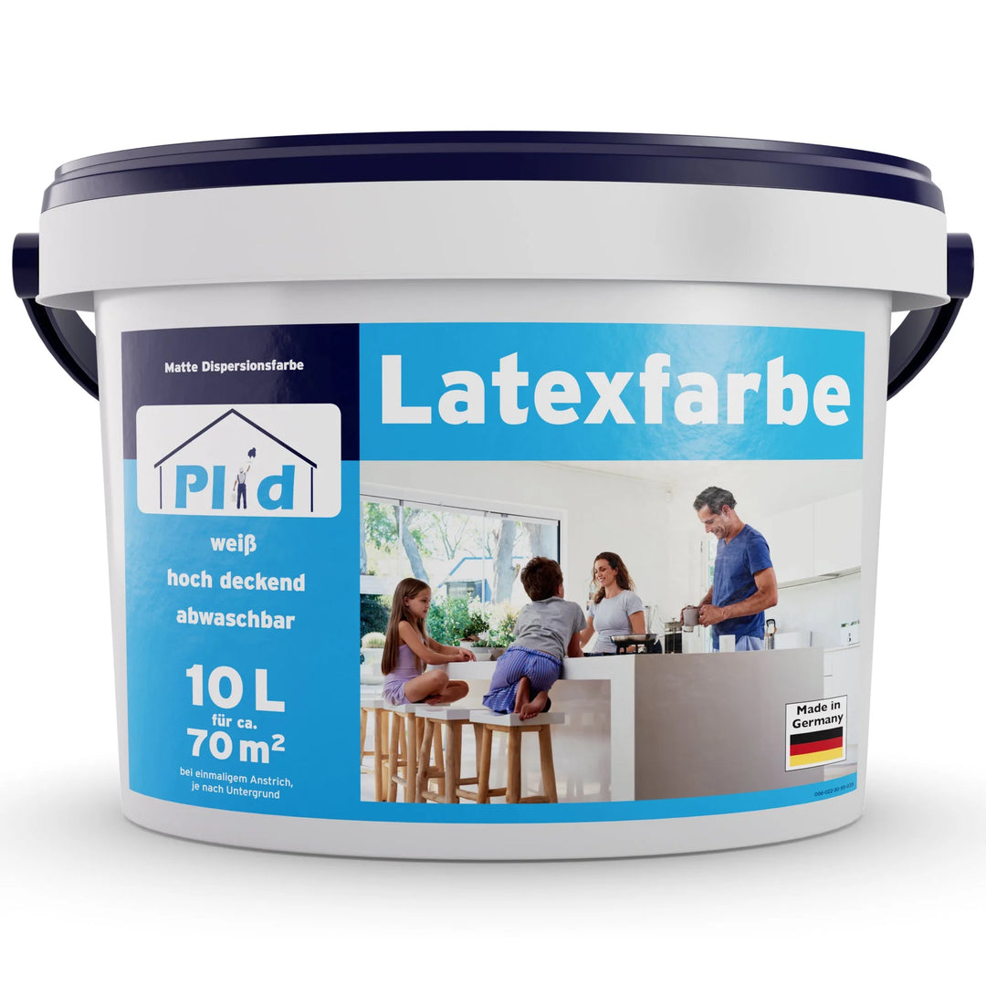 Ein weißer Plastikeimer mit der Aufschrift "Latexfarbe scheuerbeständig &amp; hochdeckend innen" mit blau-weißem Motiv zeigt eine Familie in einer modernen Küche; enthält 10 L abwaschbare Wandfarbe für 70 m², made in Germany.