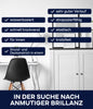 Ein modernes weißes Zimmer mit schwarzem Stuhl, Schreibtisch und Dekor. Blaue Kästen heben plid Möbellack - Lackierset Eigenschaften auf Deutsch hervor: wasserbasiert, schnell trocknend, kratzfest. Darunter steht in Fettschrift: IN DER SUCHE NACH ANMUTIGER BRILLANZ.