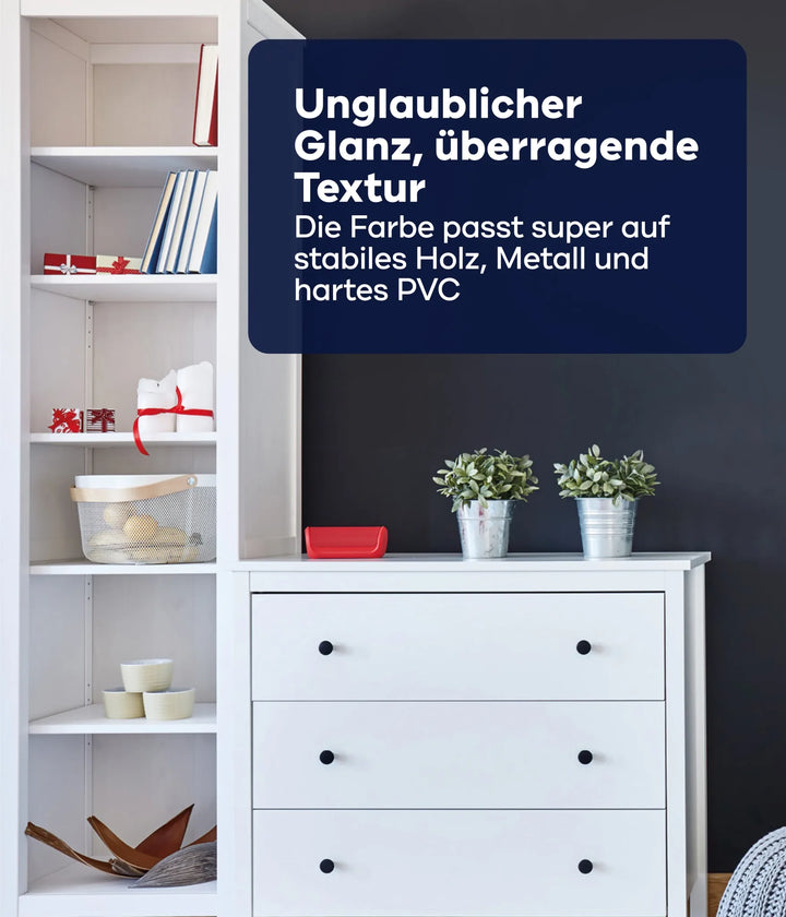 Eine moderne weiße Kommode steht neben einem weißen Regal mit Büchern, Körben und Dekoration. Oben rechts erscheint auf dunkelblauem Hintergrund ein fetter deutscher Text über Plid Möbellack - kratzfest &amp; seidenmatt für Holz &amp; Innenbereiche by plid.