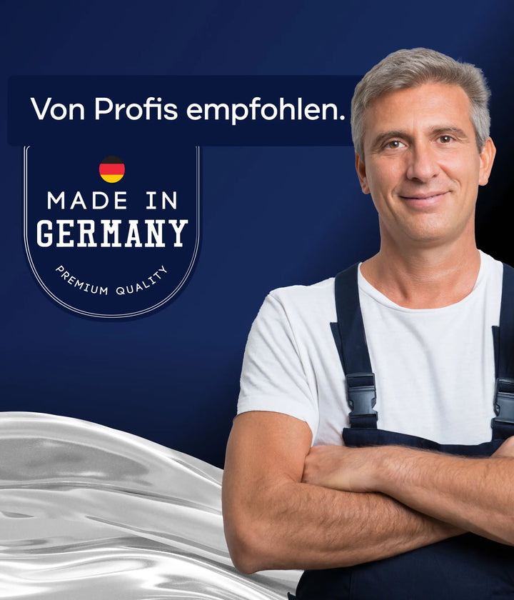 Ein lächelnder Mann in Arbeitskleidung steht mit verschränkten Armen neben einem "MADE IN GERMANY PREMIUM QUALITY"-Abzeichen und einer deutschen Flagge, die das plid Möbellack - Lackierset für professionelle Möbellackierung hervorheben. Oben: Von Profis empfohlen auf blau.