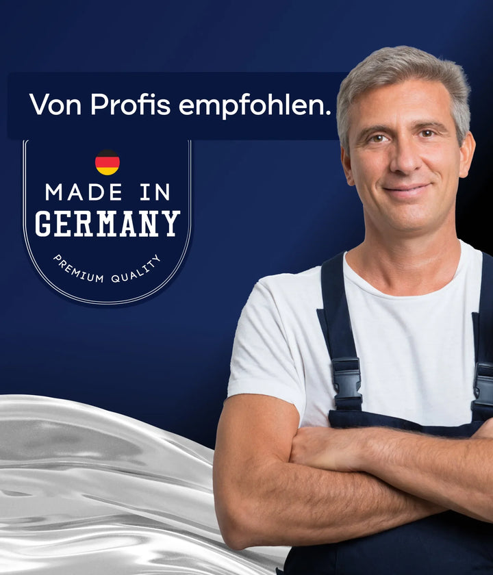 Ein Mann in Latzhose steht selbstbewusst neben einer Plakette mit der Aufschrift "Made in Germany, Premium Quality", auf der plid Plid Möbellack - kratzfest &amp; seidenmatt für Holz &amp; Innenbereiche abgebildet ist.