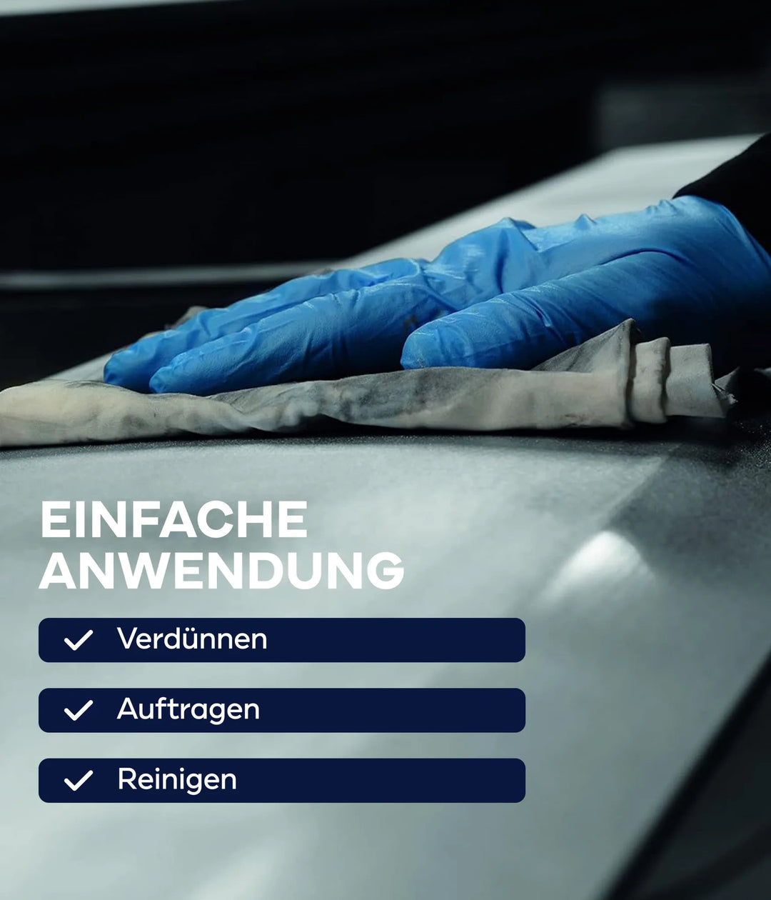 Eine behandschuhte Hand wischt eine Metalloberfläche mit dem Plid Nitro-Verdünner - stark &amp; schnell für Lacke &amp; Reinigung. Deutscher Text: Einfache Anwendung: Verdünnen, Auftragen, Reinigen - zeigt einfache Plid-Reinigungsschritte.