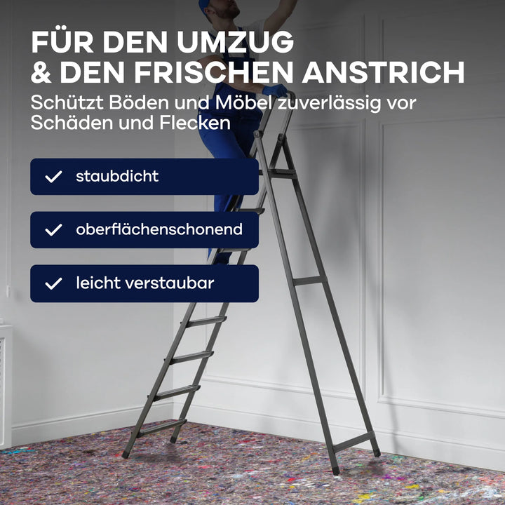Eine Person steht auf einer Leiter und streicht eine Wand; dabei schützt das Plid Abdeckvlies 220 g/m² von plid als Bodenschutz den Raum. Staubdicht, oberflächenschonend, leicht zu lagern - ideal für Renovierungsarbeiten.