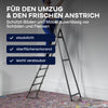 Eine Person steht auf einer Leiter und streicht eine weiße Wand. Der Boden ist mit plid Plid Abdeckvlies 220 g/m² bedeckt - staubdicht, oberflächenschonend und leicht zu lagern; idealer Oberflächenschutz von plid für Umzugs- oder Renovierungsprojekte.