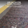 Ein Stück Plid Abdeckvlies 220 g/m² von plid liegt auf dem Boden neben einer Wand mit Abdeckband. Deutscher Text: Vielseitig für jedes Projekt. Perfekt zum Streichen, Umziehen, Dekorieren und Renovieren.