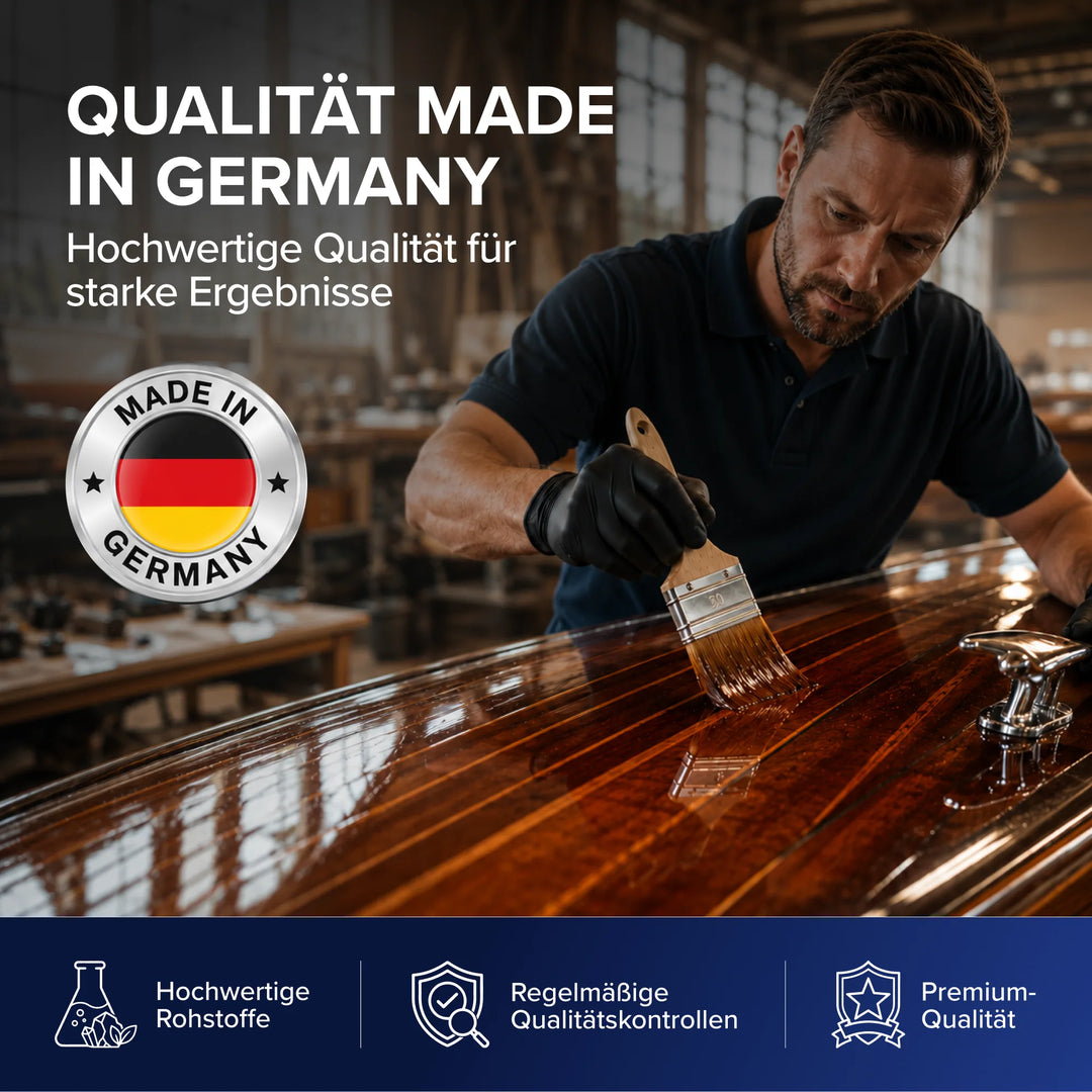 Ein Mann lackiert in einer Werkstatt Holz mit „Plid Bootslack – wetterfest &amp; hochglänzend für Holz &amp; Außenbereich“ von plid. Ein Siegel mit der Aufschrift „Qualität Made in Germany“ ist zu sehen, und Symbole stehen für Premium-Qualität, regelmäßige Kontrollen und erstklassige Materialien.