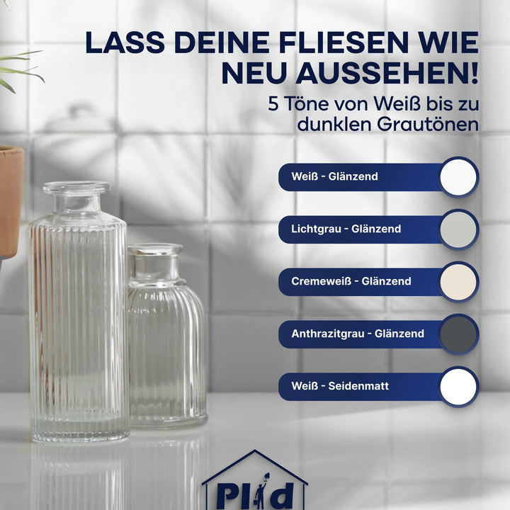 Zwei Glasflaschen stehen vor einer weiß gefliesten Wand. Oben sind fünf Fliesenfarben von glänzendem Weiß bis Anthrazitgrau - ideal für Bad &amp; Küche - zu sehen. Das plid-Logo unten inspiriert zu Ihrem nächsten Fliesenprojekt mit dem PU-Fliesenlack Set mit Anlauger und Lackierset.
