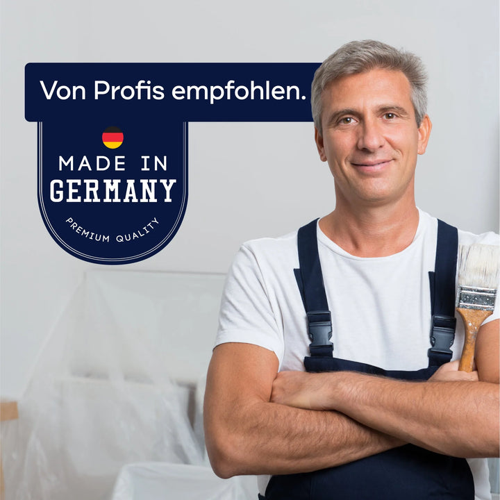 Ein Mann mittleren Alters im Arbeitsoverall hält einen Pinsel in der Hand und lächelt, bereit zum Renovieren mit plid PU-Fliesenlack mit Anlauger. Neben ihm: ein blaues Abzeichen mit deutscher Flagge, "Von Profis empfohlen. Made in Germany. Premium Quality.