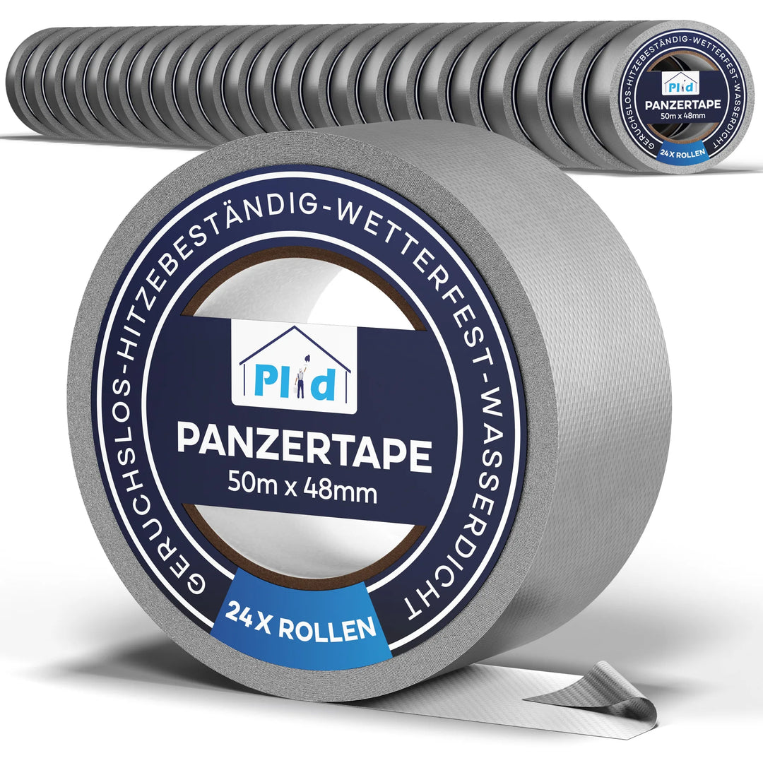 Eine Rolle plid Panzerband Silber - extrastark &amp; wetterfest für Reparaturen 50mm ist mit dem hitzebeständigen, wasserfesten Band teilweise ungeschält abgebildet; im Hintergrund sind mehrere identische plid Gewebebandrollen zu sehen.