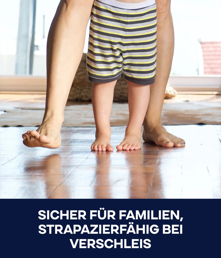Ein kleines Kind steht zwischen den Beinen eines Erwachsenen auf einem Holzboden. Beide sind barfuß. Text: plid Parkettlack Anstreichset glänzend/Satin - stoßfest, strapazierfähig und sicher für Familien - ideal für Holzböden.