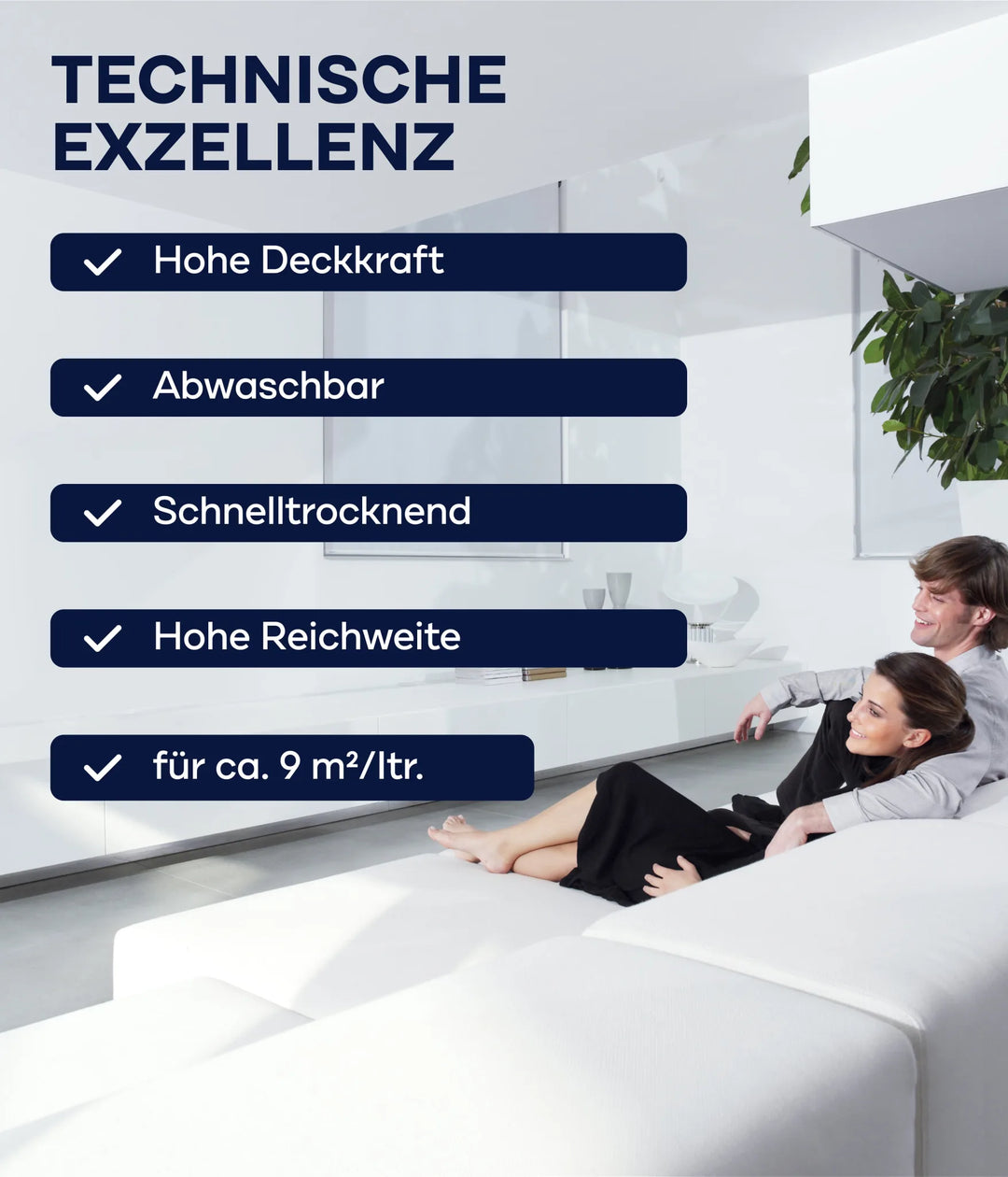 Ein Paar entspannt sich auf einem weißen Sofa in einem modernen Wohnzimmer. Text-Highlights: plid Polarweiß Wandfarbe - extra weiß &amp; hochdeckend für Innen, waschbar, schnell trocknend, ergiebig (ca. 9 m²/L).