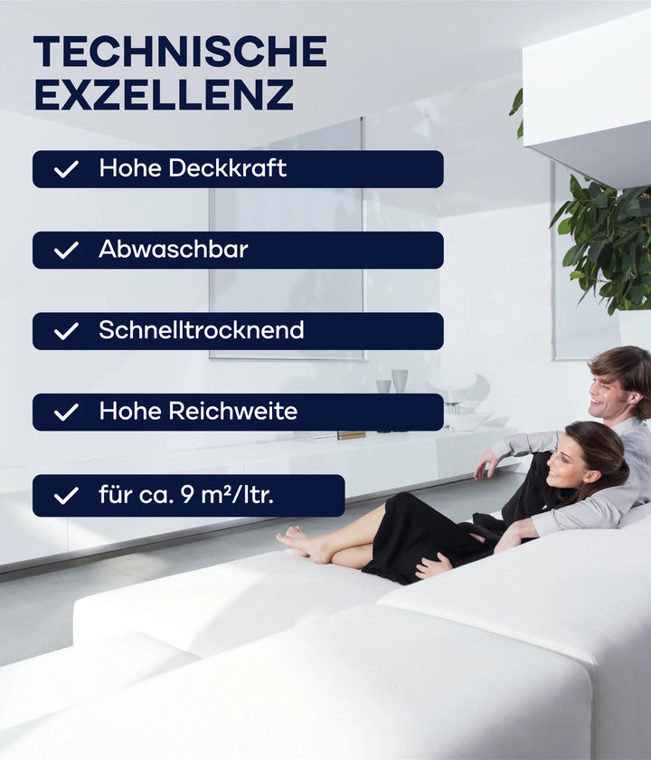 Ein Paar entspannt sich auf einem weißen Sofa in einem modernen Wohnzimmer. Text-Highlights: plid Polarweiß Wandfarbe - extra weiß &amp; hochdeckend für Innen, waschbar, schnell trocknend, ergiebig (ca. 9 m²/L).