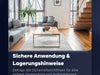 Modernes Wohnzimmer mit großen Fenstern, zwei grauen Sofas, einem Couchtisch aus Holz, einem gemusterten Teppich und einer Holztreppe. Das Sonnenlicht strömt durch die Jalousien, und Pflanzen und gerahmte Fotos sorgen für Dekoration. Deutsche Sicherheitshinweise sind eingeblendet.