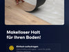 Eine Hand zieht einen Streifen Klebebodenbelag von einer Holzoberfläche ab. Darunter steht in deutscher Sprache: "Makelloser Halt für Ihren Boden!" und ein hervorgehobener Kasten beschreibt die einfache Anwendung.