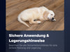 Ein Golden-Retriever-Welpe schläft zusammengerollt auf einem Holzboden über einem deutschen Text über Richtlinien zur sicheren Verwendung und Lagerung.