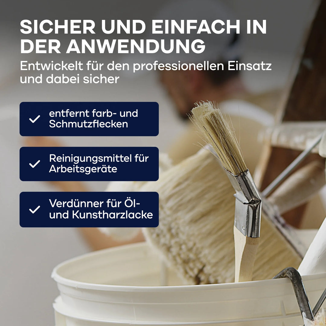 Ein Maler hält einen Pinsel über einen weißen Eimer. Plid Terpentin-Ersatz von plid entfernt Farb- und Schmutzflecken, ist geruchsarm und ideal zum Verdünnen von Farben und Lacken - vielseitig einsetzbar für eine sichere Anwendung.