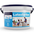 Ein weißer 5L-Eimer plid Latexfarbe scheuerbeständig & hochdeckend innen mit einem blauen Etikett, das eine Familie in einer Küche zeigt. Das deutsche Etikett gibt Auskunft über die Deckkraft, die Waschbarkeit und die haltbare, scheuerbeständige Formel für lang anhaltende Wände.