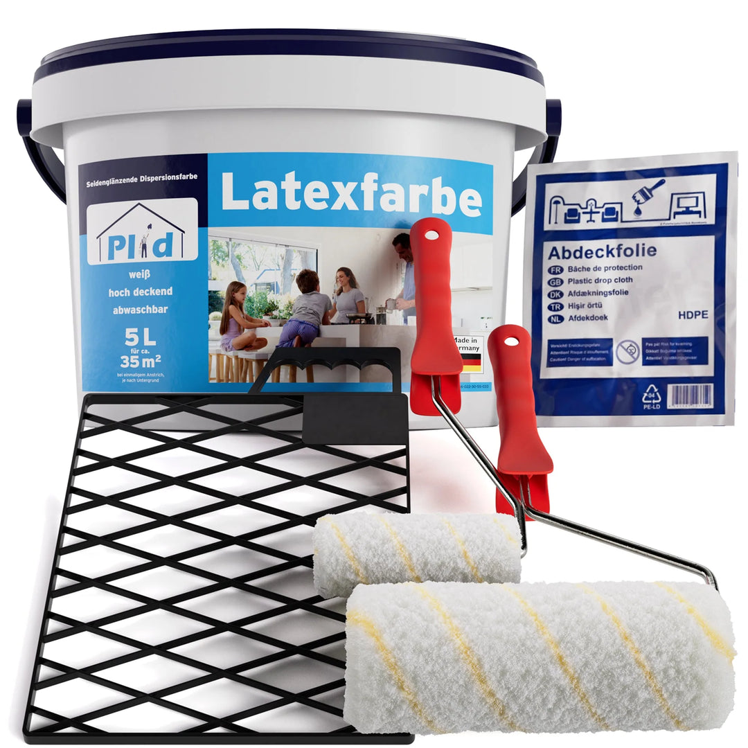Das plid Latexfarbe - Anstreichset besteht aus einem 5L Eimer abwaschbarer Latexfarbe, zwei Rollen mit rotem Griff, einem schwarzen Farbgitter und einer blauen Packung Oberflächenschutzfolie.
