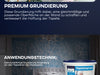 Ein Tapeten-Grundierungseimer steht vor einer eleganten Wand mit blauer Tapete und weißen floralen Mustern, darüber Text zur Premium Grundierung und Anwendungstechnik.