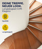 Eine moderne Treppe mit plid Treppenlack - Lackierset, mit Holzstufen und einem weißen Geländer. Deutscher Text: "DEINE TREPPE. NEUER LOOK. Langlebigkeit trifft Eleganz", sowie Icons für "Qualität" und "Langlebigkeit" auf Gelb.