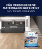 Eine Dose Plid Treppenlack - strapazierfähig & schnell trocknend von plid steht vor einem modernen Raum mit Holzböden und Treppen. Der Text lautet: Für verschiedene Materialien gefertigt. Schützt und macht Holz, Kork & Parkett rutschhemmend.