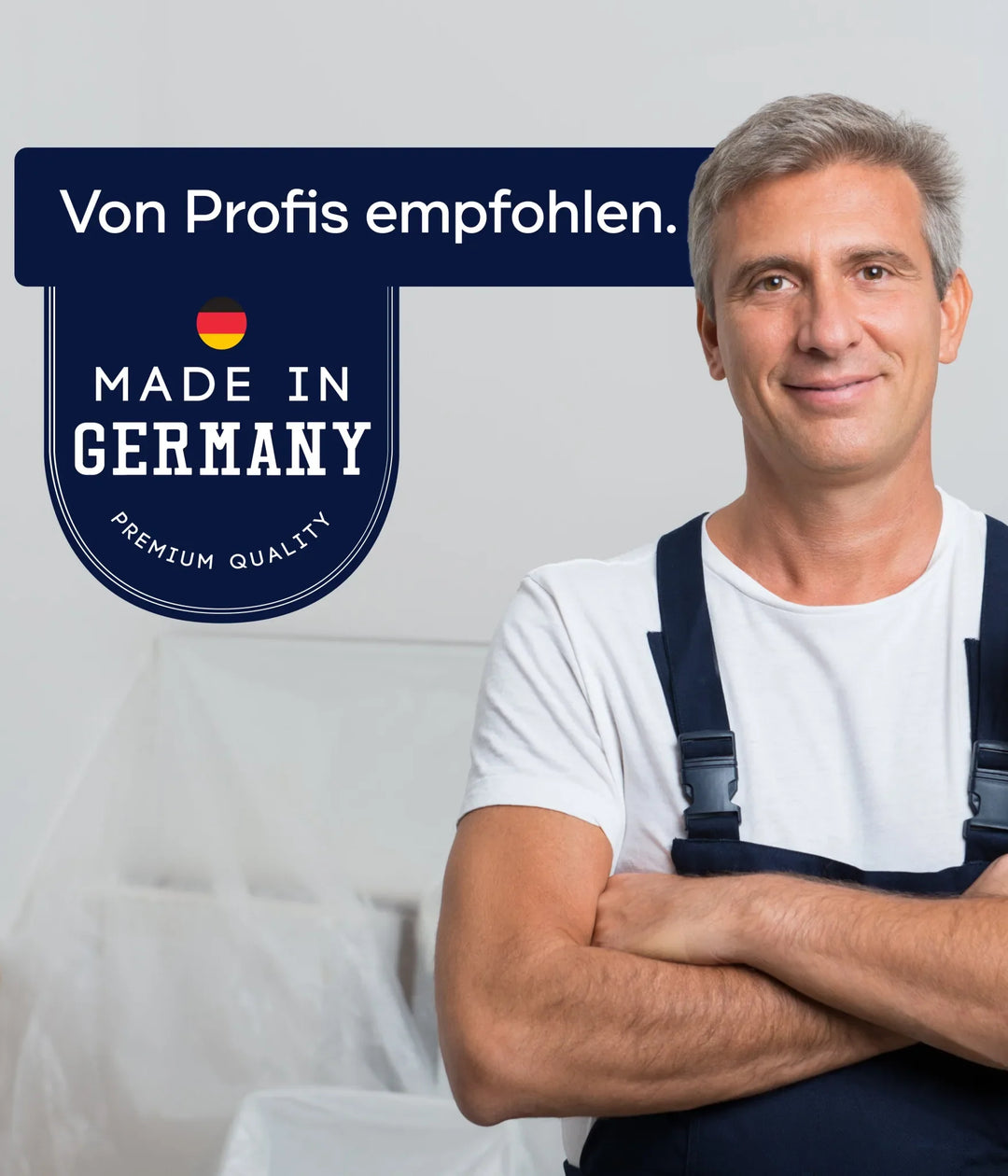 Ein lächelnder Mann in Latzhose steht neben einem Schild mit der Aufschrift "Von Profis empfohlen. MADE IN GERMANY Premium Quality", mit einer deutschen Flagge, die den Plid Treppenlack - strapazierfähig &amp; schnell trocknend in einer professionellen Arbeitsumgebung zeigt.