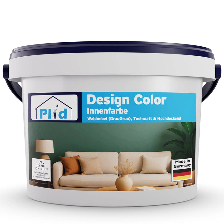 Ein plid DesignColour Innenfarbe - Emissionsarm &amp; Geruchsneutral Farbeimer mit blau-weißem Design, ein Wohnzimmer mit beigem Sofa und grüner Wand, beschriftet mit "Made in Germany".
