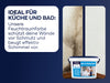 Ein geteiltes Bild zeigt eine verschimmelte, fleckige Wand auf der linken Seite und eine saubere weiße Wand auf der rechten Seite. Davor steht ein Eimer mit Farbe für Küche und Bad. Der Text hebt die schützenden Eigenschaften der Farbe gegen Schmutz und Schimmel hervor.