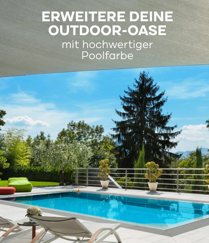 Ein moderner Hinterhof-Pool mit Liegestühlen und Bäumen unter einem Sonnenschirm. Text in Deutsch: Erweitere deine Outdoor-Oase mit dem Poolfarbe Anstreichset blau chlorresistent komplett von plid für langlebige Schwimmbeckenbeschichtung.