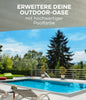 Moderner Gartenpool mit blauer Wasserfarbe, Liegestühlen und Pflanzen unter einem Sonnendach. Entdecken Sie das plid Poolfarbe Anstreichset blau chlorresistent komplett - die hochwertige Beschichtung für Betonpools im Außenbereich.
