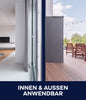 Ein geteiltes Bild zeigt ein modernes Wohnzimmer auf der linken Seite und eine Holzterrasse im Freien auf der rechten Seite, die plid Holzfarbe - Anstreichset hervorhebt. Text darunter: INNEN & AUSSEN ANWENDBAR.