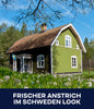 Ein malerisches grünes Haus mit weißer Zierleiste und schwedischer Flagge steht in einem Wildblumenfeld unter blauem Himmel. Text: FRISCHER ANSTRICH IM SCHWEDEN LOOK - plid Holzfarbe - Anstreichset, Made in Germany.