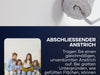 Ein Farbroller streicht weiße Farbe an eine Wand. Darunter sitzt eine Familie mit zwei Kindern auf einem Sofa und liest gemeinsam ein Buch. Rechts daneben steht der Text: ABSCHLIESSENDER ANSTRICH ....