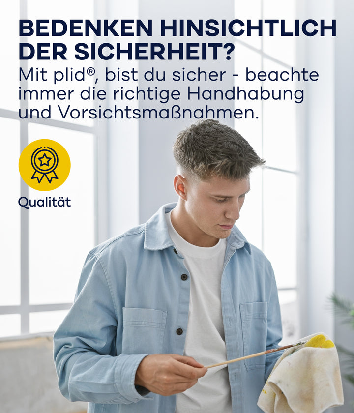Ein junger Mann in einem hellblauen Hemd benutzt ein gelbes Tuch und plid Pinselreiniger - löst Lack- &amp; Farbrückstände effektiv. Über ihm hebt ein deutscher Text Sicherheit und Qualität hervor, und das Qualitätssymbol der Marke plid ist zu sehen.