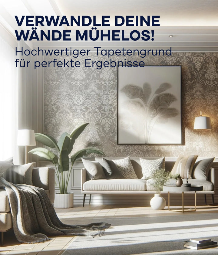 Ein stilvolles Wohnzimmer mit eleganter Tapete, beigem Sofa, Couchtisch, Pflanzen und Kunstwerken. Das Sonnenlicht strömt durch große Fenster herein. Deutscher Text hebt plid Plid Tapetengrund - haftvermittelnd &amp; saugausgleichend für Innen für perfekte Ergebnisse hervor.