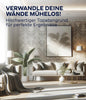 Ein stilvolles Wohnzimmer mit eleganter Tapete, modernen Möbeln und Sonnenlicht. Deutscher Text: Verwandle deine Wände mühelos! Plid Tapetengrund - haftvermittelnd & saugausgleichend von plid sorgt für perfekte Tapezierarbeiten.