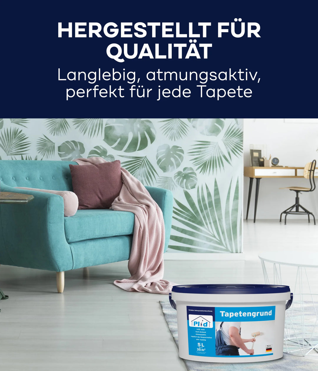 Ein stilvolles Wohnzimmer mit grünem Sofa, rosa Kissen und Blättertapete. Im Vordergrund: plid Plid Tapetengrund - haftvermittelnd &amp; saugausgleichend für Innen. Perfekt zur Untergrundvorbereitung und Tapezierarbeiten.