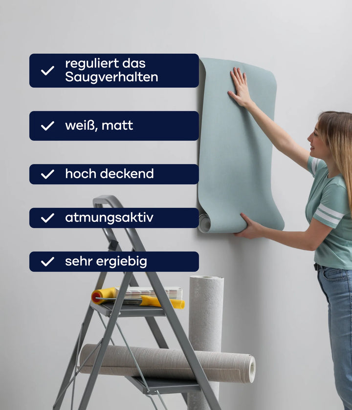 Eine Frau hängt eine hellblaue Tapete an einer weißen Wand neben einer Trittleiter auf. Deutscher Text hebt plid Plid Tapetengrund-haftvermittelnd, saugausgleichend, und atmungsaktiv-ideal für Tapezierarbeiten und Untergrundvorbereitung.