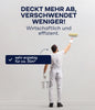Ein Mann in weißer Latzhose streicht eine Wand mit Plid Tapetengrund von plid-ideal für Tapezierarbeiten. Über ihm steht der deutsche Text: DECKT MEHR AB, VERSCHWENDET WENIGER! Deckt ca. 35m² ab. Wirtschaftlich und effizient.