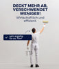 Ein Mann in weißer Latzhose benutzt das plid Tapetengrund - Anstreichset zum Streichen einer Wand - ideal als Grundierung vor dem Tapezieren oder für Vliestapeten. Deckt mehr ab, verschwendet weniger! Reicht für ca. 70m². Wirtschaftlich und effizient.