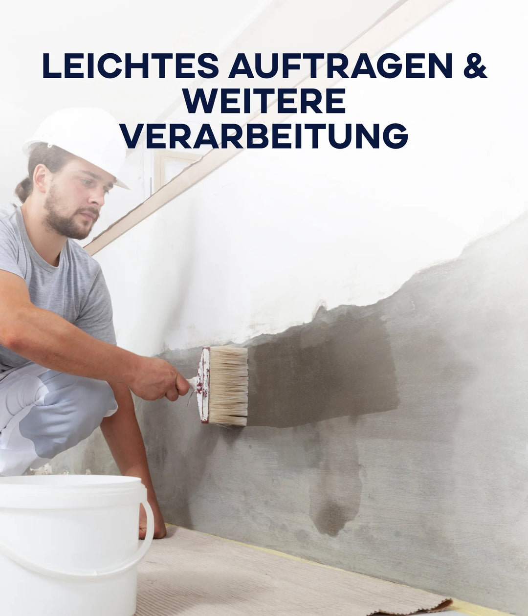 Ein Mann mit einem weißen Schutzhelm trägt mit einem großen Pinsel plid Tiefengrund lösemittelfrei für saugende Untergründe auf eine Wand auf. Ein weißer Eimer steht daneben. Der deutsche Text darüber lautet: Leichtes Auftragen &amp; weitere Verarbeitung.