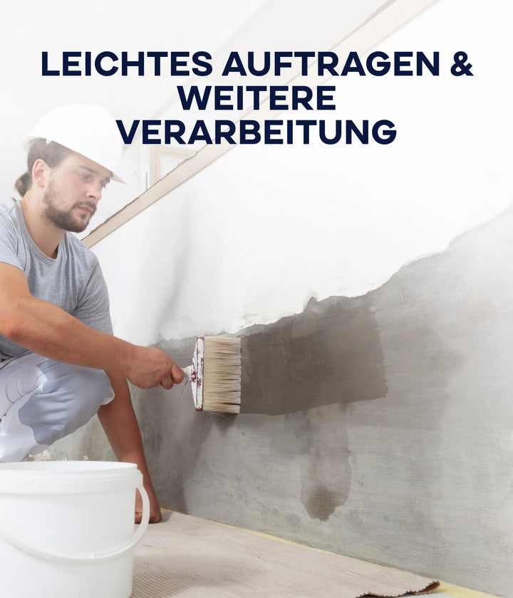 Ein Mann mit einem weißen Schutzhelm trägt mit einem großen Pinsel plid Tiefengrund lösemittelfrei für saugende Untergründe auf eine Wand auf. Ein weißer Eimer steht daneben. Der deutsche Text darüber lautet: Leichtes Auftragen &amp; weitere Verarbeitung.