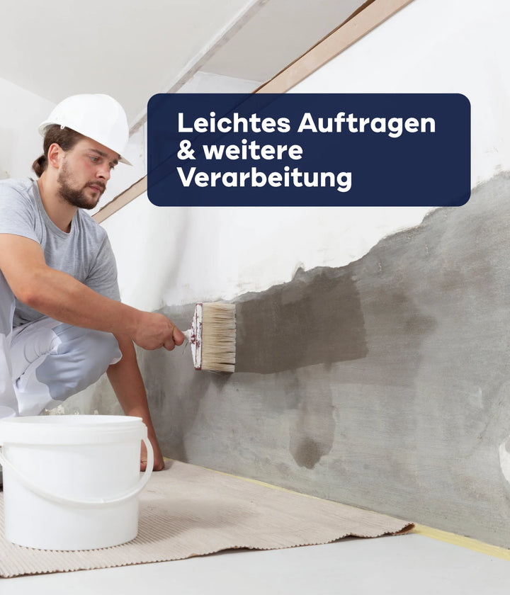 Ein Mann in Arbeitskleidung und weißem Schutzhelm trägt plid Tiefengrund lösemittelfrei für saugende Untergründe mit einer großen Bürste auf eine Wand auf; neben ihm steht ein weißer Eimer. Ein deutscher Text lautet: "Leichtes Auftragen &amp; weitere Verarbeitung.