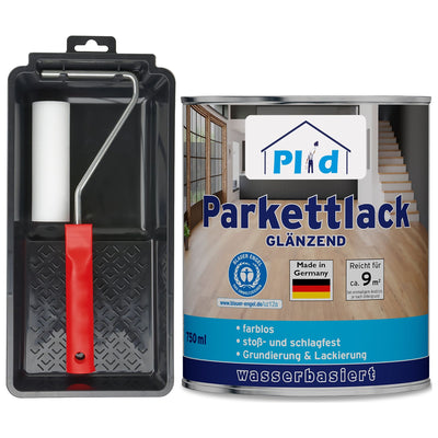 Ein Farbroller mit rotem Griff und schwarzem Tablett sitzt neben einer Dose plid Parkettlack Anstreichset glänzend/Satin für Holzböden, beschriftet Made in Germany, stoßfest, für 9 m², ideal für Holzoberflächen mit Holzbodenabbildungen auf der Dose.